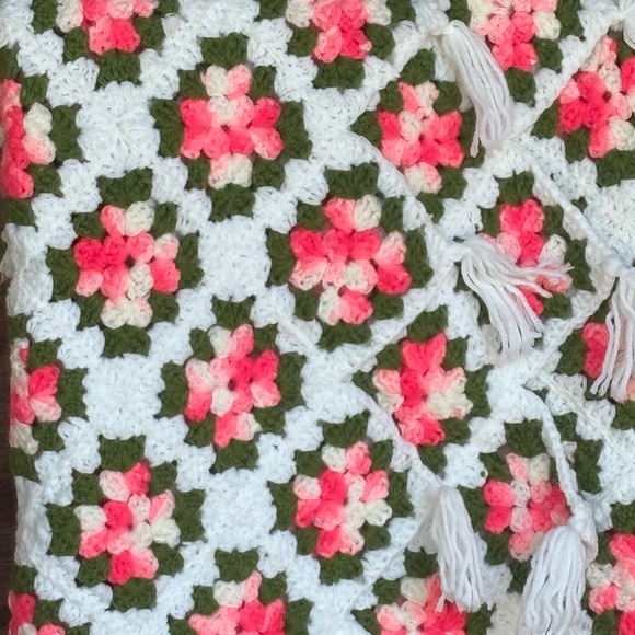 Vintage Handmade Pink Floral Granny Squares Afghan/Blanket! - Picture 3 of 7